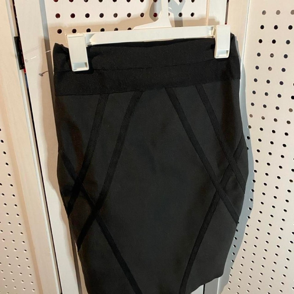 Hera Collection black pencil skirt with diagonal paneling, size Large